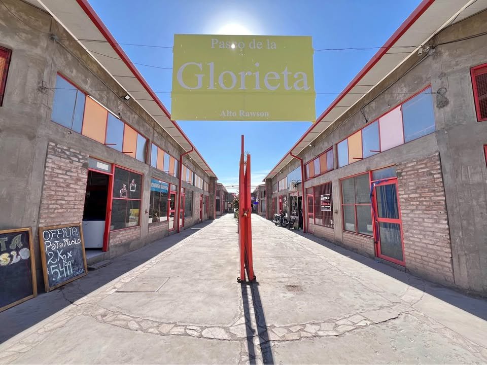 Paseo La Glorieta zona de Alto Rawson, en Auge. Alquilamos locales comerciales